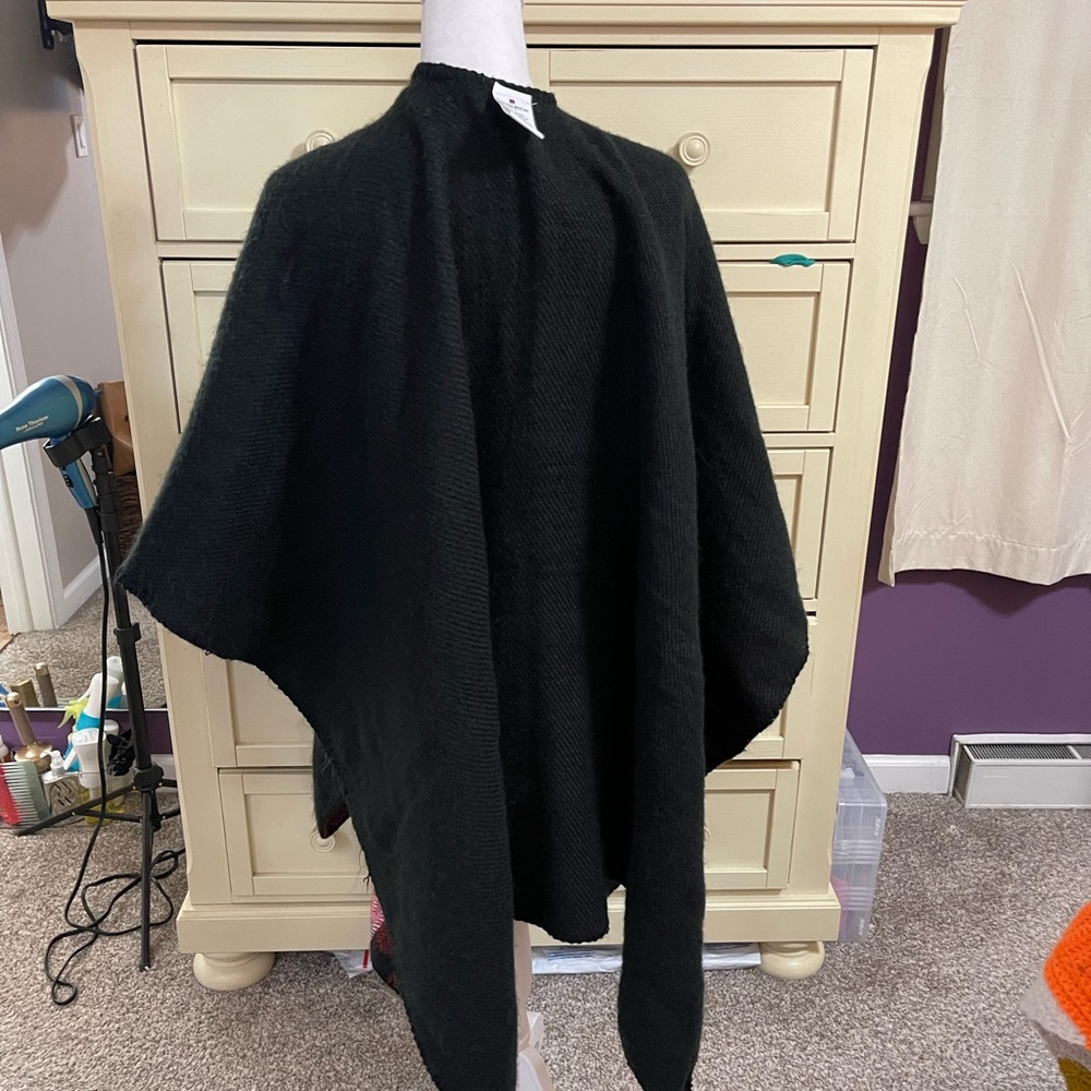 Woolrich Reversible one-size Poncho Wrap in plaid and Black - great‎ condition - Picture 4 of 5